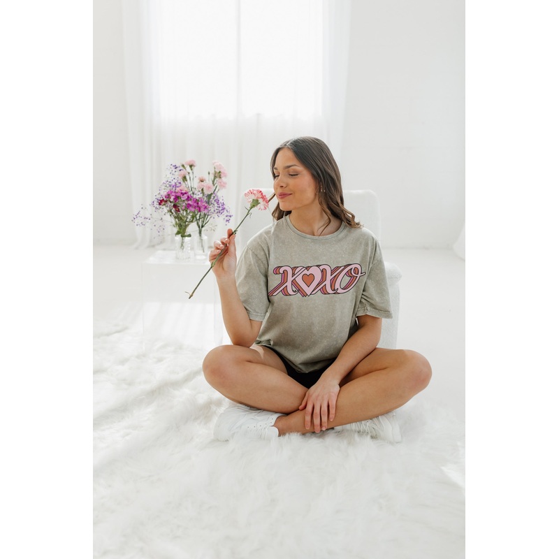 HUGS & KISSES VINTAGE WASH BOYFRIEND TEE